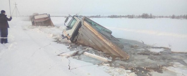 Четыре грузовика из Нижнего Новгорода ушли под лёд в Югре (ВИДЕО)