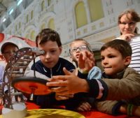 Тридцать детей с особенностями развития посетили музей "Кварки" в рамках организованной Благотворительным фондом Олега Кондрашова акции