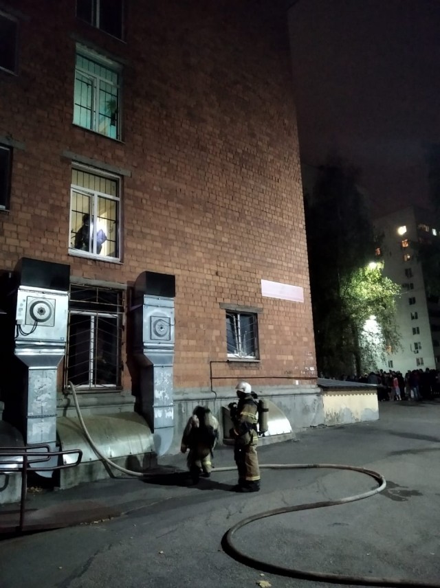 Почти 500 человек эвакуировали из общежития в Нижнем Новгороде из-за возгорания (ВИДЕО)