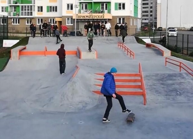 Около 100 спортсменов ежедневно посещают скейт-площадку в ФОКе "Ока" в Дзержинске 