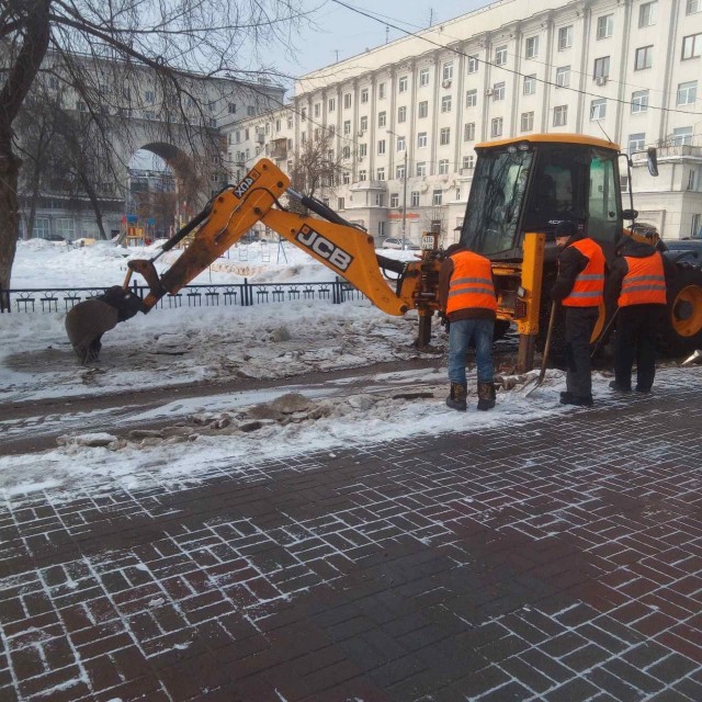 Более 150 рабочих задействовано на уборке снега и откачке воды в Автозаводском районе