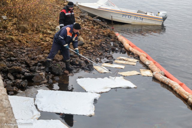 Более 1 тыс. литров нефтепродуктов собрано с поверхности Волги в районе Бурнаковской низины в Нижнем Новгороде