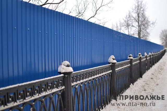 Строительные заборы в Нижнем Новгороде поменяют цвет на серый и оранжевый