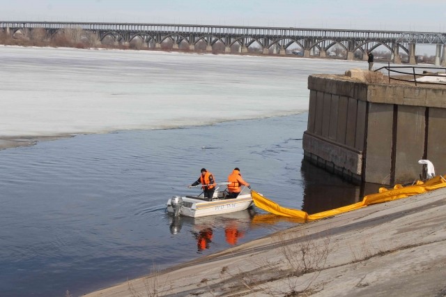  Установка на акватории Волги специальных ограждений, удерживающих нефтяную пленку, началась в районе Борского моста в Нижнем Новгороде