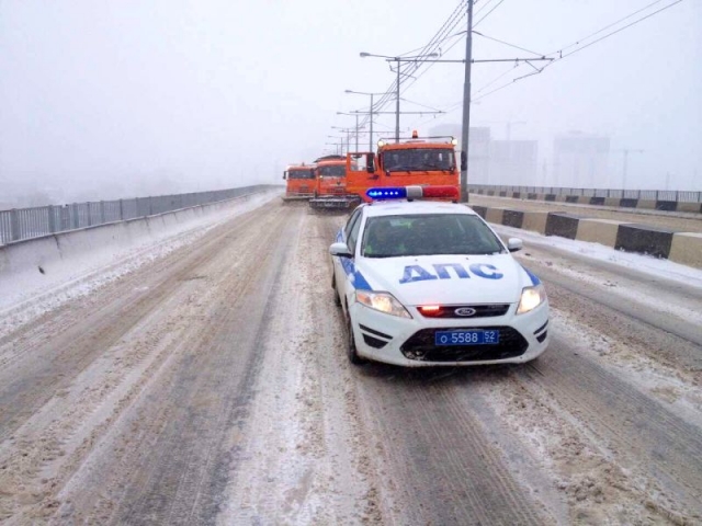 Более 60 единиц спецтехники в связи со снегопадом вышли на уборку дорог Нижнего Новгорода 