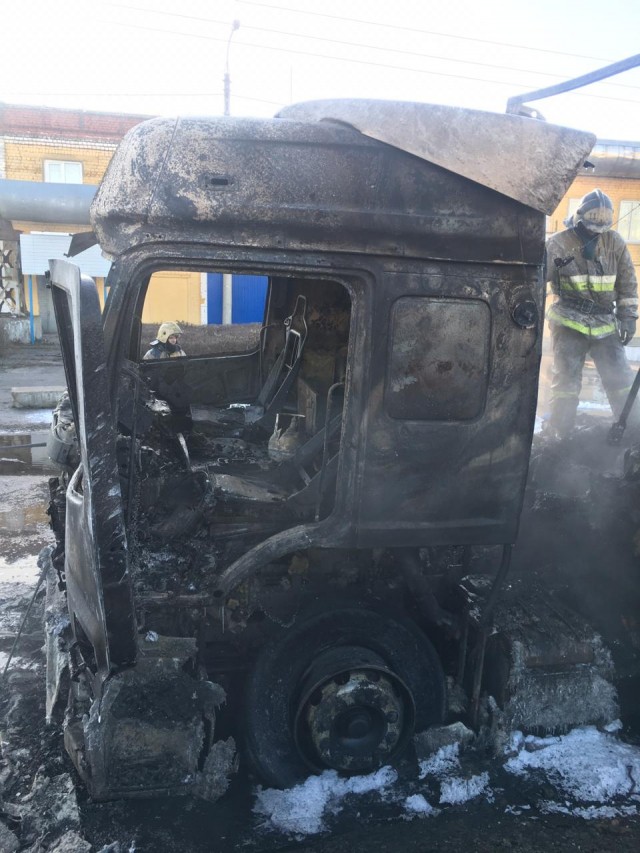 "Лопнули покрышки", - в МЧС опровергли наличие взрывов при горении фуры в Дзержинске Нижегородской области