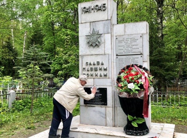 Работы по благоустройству 14 братских могил завершаются на кладбище "Марьина роща" в Нижнем Новгороде