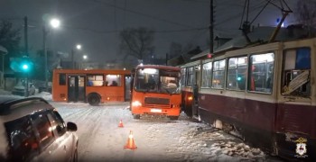 Два человека пострадали в ДТП с участием трамвая и автобуса в Нижнем Новгороде