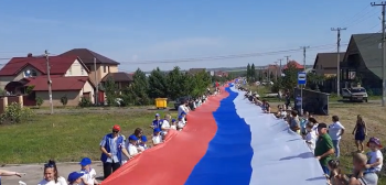 Жители Оренбургской области развернули российский триколор рекордной длины