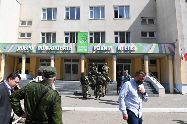 СК заявляет об одном нападавшем при стрельбе в казанской школе