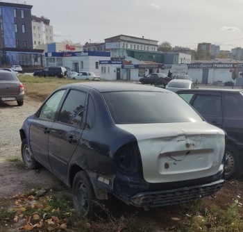 Несанкционированная стоянка бесхозных автомобилей обнаружена на ул. Калинина в Чебоксарах