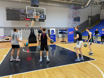 Молодогвардейцы совместно с БК &quot;Пари НН&quot; провели мастер-класс по телемосту для юношеской сборной ДНР по баскетболу