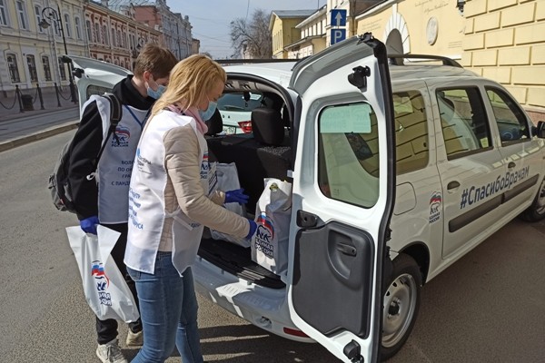 Участницы конкурса "Миссис Нижний Новгород" и волонтерский центр оказывают адресную помощь многодетным семьям