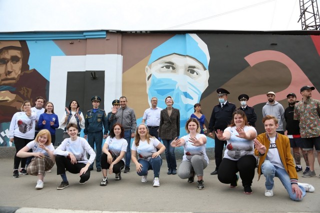 Посвященное врачам граффити торжественно открыли в День России в Нижнем Новгороде
