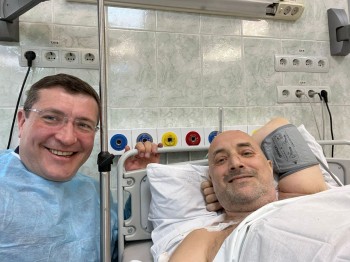 Губернатор Глеб Никитин посетил выздоравливающего Захара Прилепина в больнице (ВИДЕО)