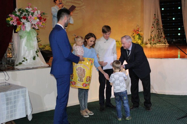 Лучшая семья года в Городецком районе получила подарки от депутата ЗС НО Сергея Зуденкова