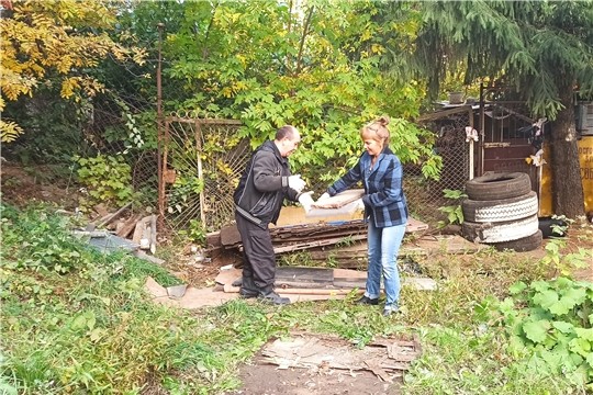 Сотрудники чебоксарского ДК "Салют" вышли на осеннюю уборку прилегающей территории