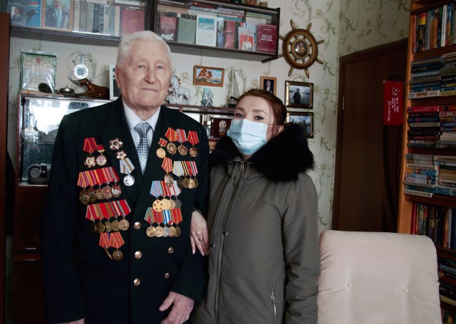 Сотрудники нижегородского ТЦ "Мебельный базар" поздравили ветерана с юбилеем