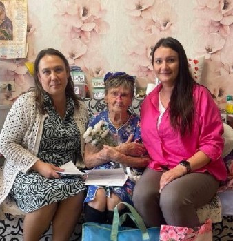 Труженицу тыла и ветерана труда Зинаиду Шишкину в Чебоксарах поздравили с 95-летним юбилеем