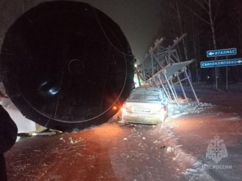 Цистерна с грузовика рухнула на дорогу в Удмуртии 
