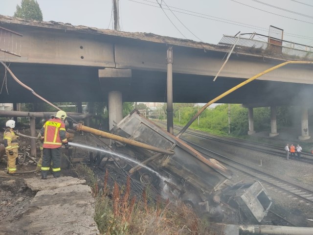  Произошедший из-за падения грузовика с моста на газовую трубу пожар в Саратове полностью ликвидирован