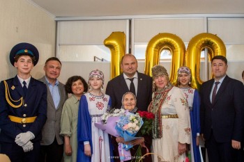 Денис Спирин поздравил жительницу Чебоксар Юлию Ермолаеву со 100-летним юбилеем