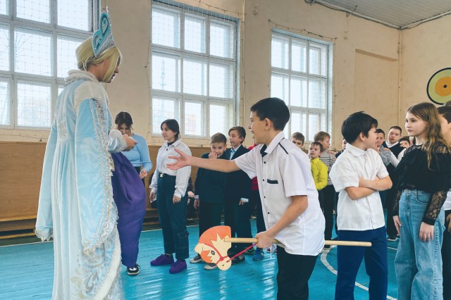 Сотрудники ТЦ "Мебельный Базар" поздравили учеников школы-интерната № 95 с Новым годом