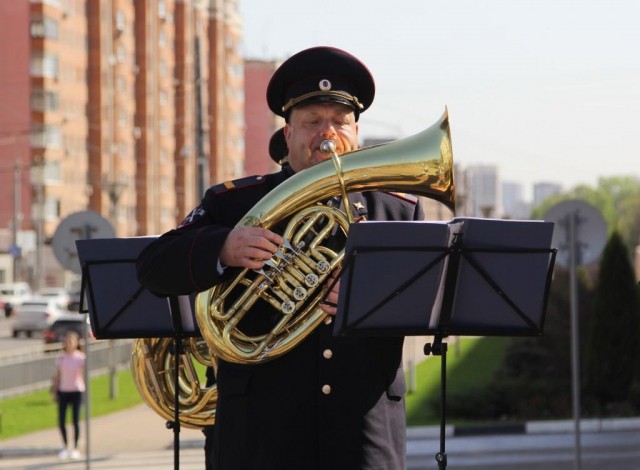 Музыку военных лет исполнил полицейский оркестр у входа на станцию метро "Горьковская" Нижнего Новгорода (ВИДЕО)