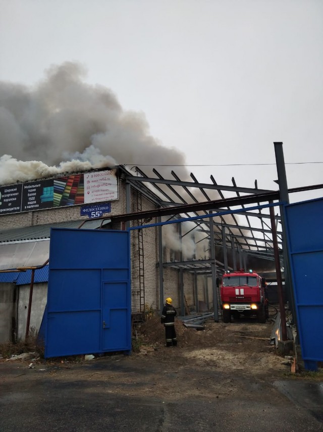 Пожарный поезд привлечён к тушению горящего склада в Нижнем Новгороде (ВИДЕО)