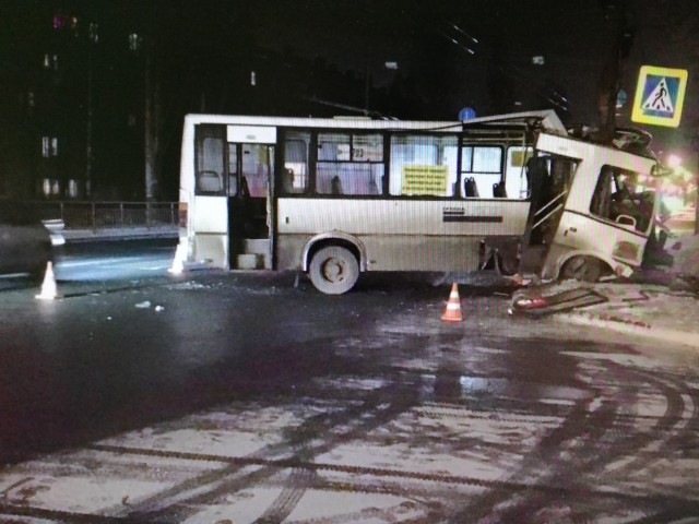 Автобус с пассажирами в Нижнем Новгороде врезался в столб из-за лихача на иномарке