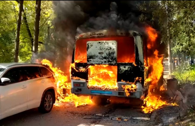 Тело не пострадало: катафалк сгорел в Нижнем Новгороде (ВИДЕО)