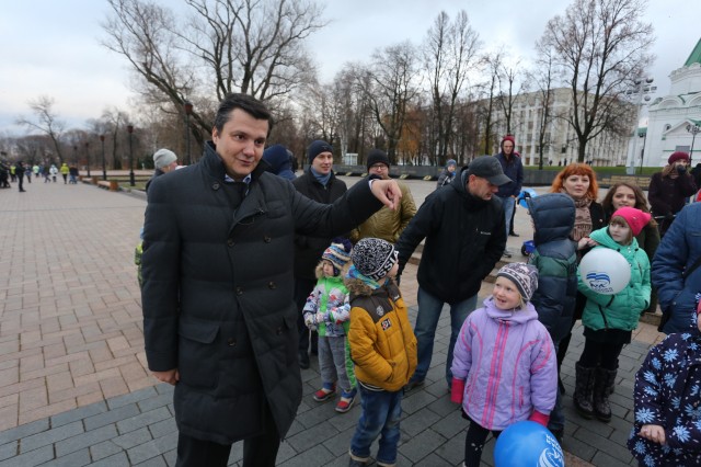 Денис Москвин провел экскурсию по Нижегородскому кремлю для многодетных семей в День народного единства