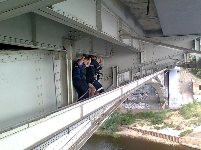 Женщина пыталась спрыгнуть с Канавинского моста в Нижнем Новгороде