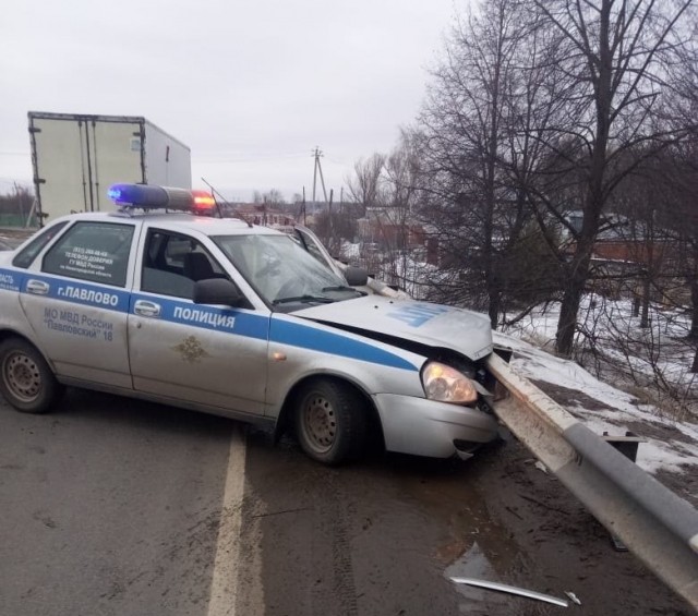Машина ГИБДД оказалась в отбойнике, вторая в кювете в результате погони со стрельбой в Павлове Нижегородской области