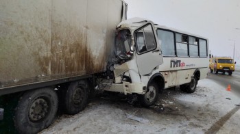 Вахтовый автобус протаранил большегруз в Татарстане