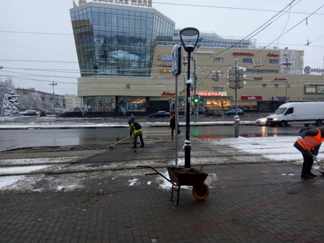 Уборку снега ведут на пешеходных зонах и остановках общественного транспорта в нижегородском Сормове