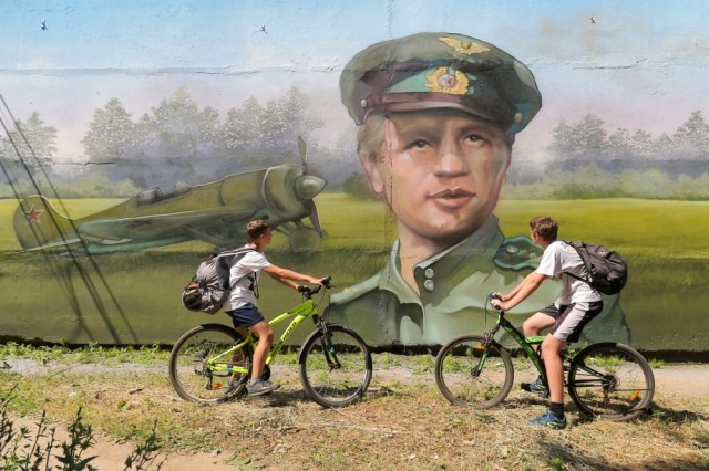 Кадр из фильма "В бой идут одни старики" изобразили на стене теплопункта в Нижнем Новгороде