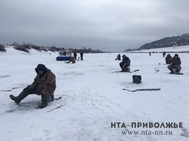 Сотрудники МЧС провели профилактические беседы с рыбаками на Гребном канале в Нижнем Новгороде в преддверии потепления
