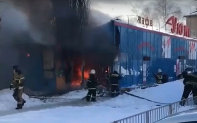 Мужчина пострадал при пожаре в кафе на Комсомольской площади в Нижнем Новгороде (ВИДЕО)