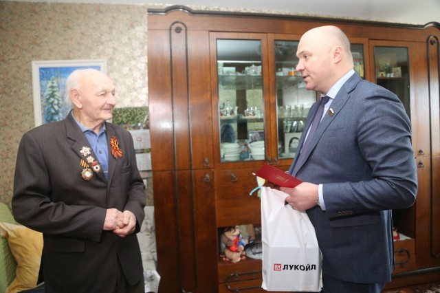 Компания "ЛУКОЙЛ" поздравила ветеранов с Днем защитника Отечества
