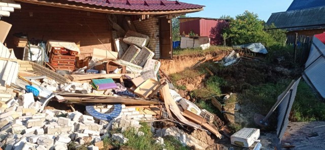 Частный дом повреждён из-за провала грунта в Балахне