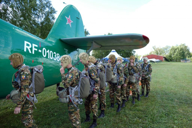 Воспитанники международной смены лагеря "Хочу стать десантником" совершили прыжки с парашютом