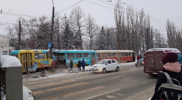 Трамвай в Нижнем Новгороде протаранил столб (ВИДЕО) 
