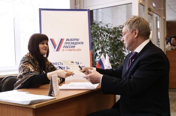 Губернатор Ульяновской области Алексей Русских проголосовал в сельском ДК