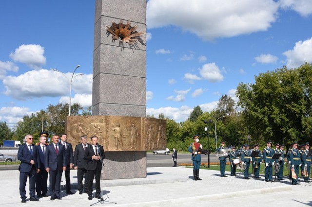 Памятник  испытателям ядерного оружия открыт в Сарове Нижегородской области