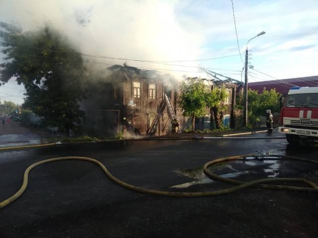 Более 30 человек тушили пожар в доме на улице Нехаева в Уфе