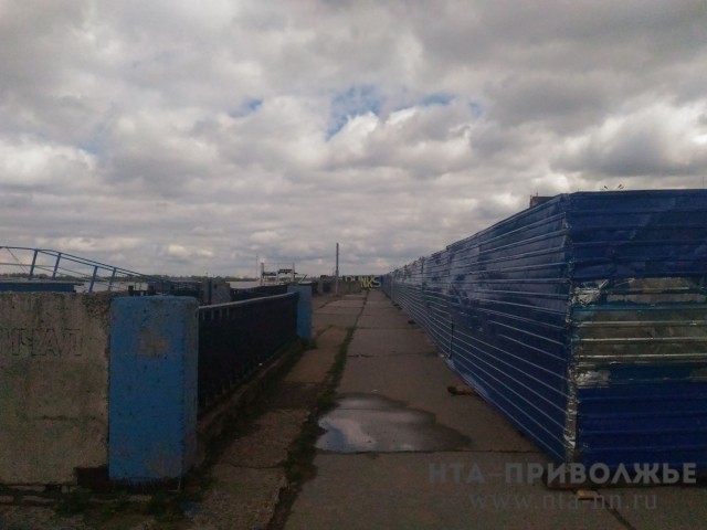 Синий забор останется стоять на Нижне-Волжской набережной в Нижнем Новгороде минимум до апреля