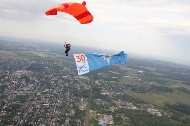 Выше птиц: нижегородские спасатели развернули в небе пятиметровые флаги в честь 30-летия МЧС России (ВИДЕО)