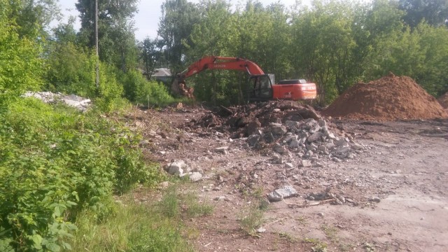 Аварийные постройки сносят на нижегородском стадионе "Красная Этна"