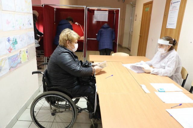 "Социальное такси" для доставки инвалидов-колясочников на избирательные участки работает в Нижегородской области